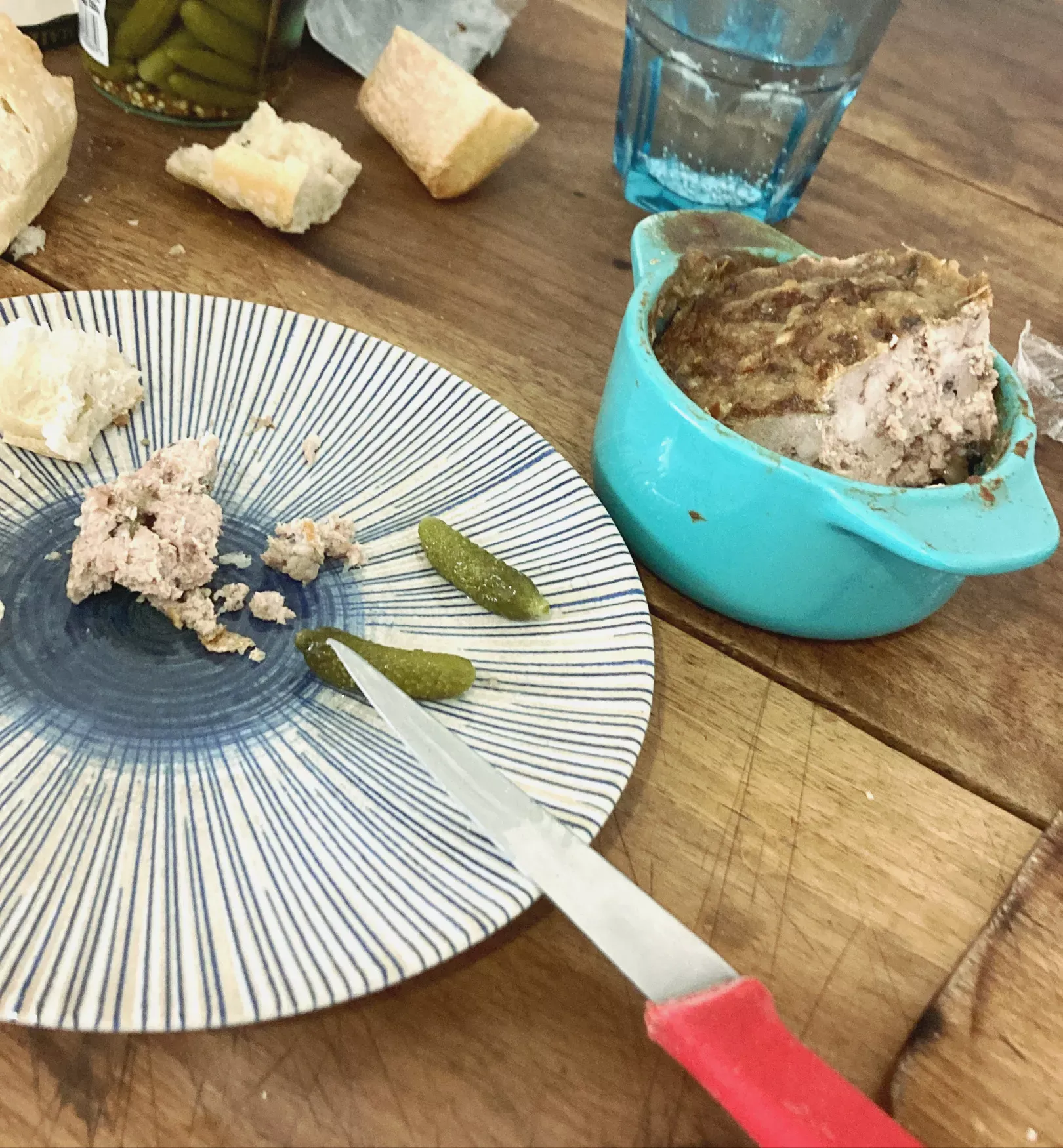 Dégustation de terrine de pâté de ragondin accompagnée de cornichons.